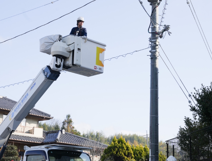 電柱での電気工事の様子