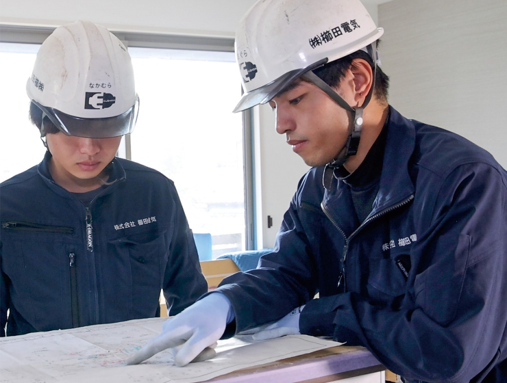 図面を確認する作業員